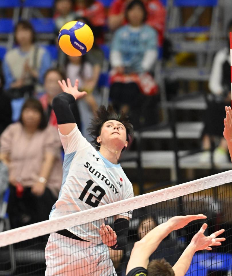 　第１セット、スパイクを放つサントリー・高橋藍（撮影・西田忠信）