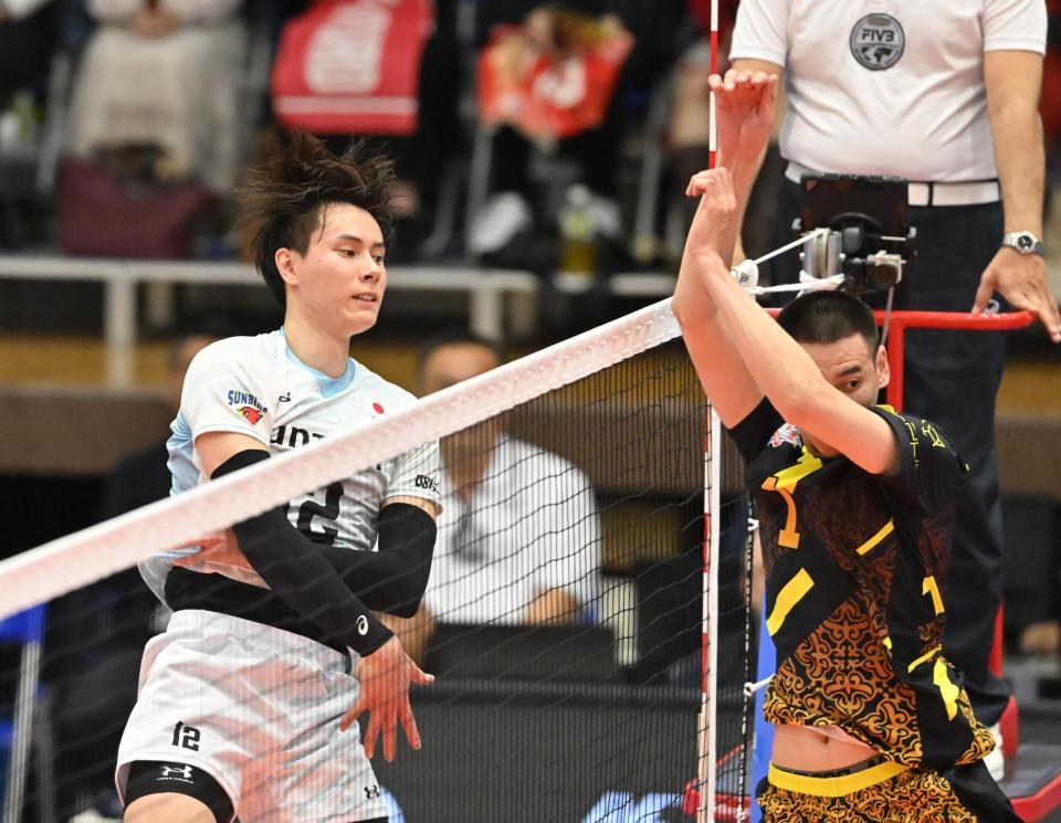 　第１セット、スパイクを決めるサントリー・高橋藍（左）撮影・西田忠信