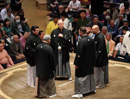 　宝富士と御嶽海の一番で２度目のものいいがつき場内騒然となる（撮影・開出牧）