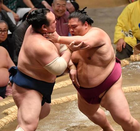 　宝富士（左）をのど輪で攻める御嶽海（撮影・開出牧）