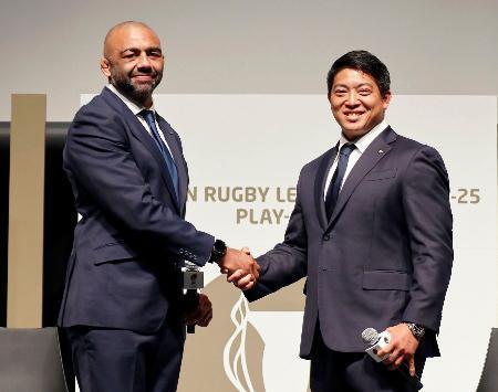 　リーグワンのイベントで握手するＢＬ東京のリーチ（左）と埼玉の坂手＝１４日、東京都内