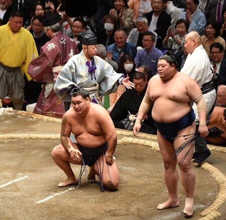 　阿炎（右）に引き落としで敗れ悔しさをにじませる豊昇龍（撮影・開出牧）