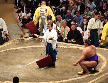 　阿炎が横綱・豊昇龍を引き落としで破り、土俵に座布団が投げ込まれる（撮影・開出牧）