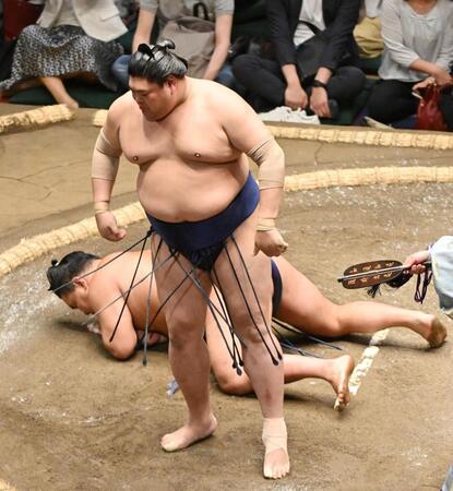 　阿炎（手前）が引き落としで豊昇龍を破る