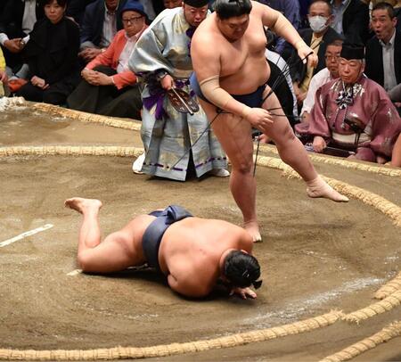 　阿炎（右）に引き落としで敗れた豊昇龍（撮影・開出牧）