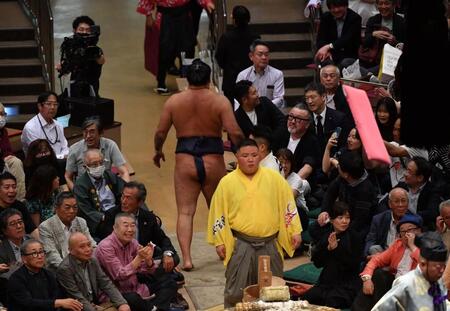 　阿炎に引き落としで敗れ、座布団が舞う土俵を後にする豊昇龍（後方中央）＝撮影・開出牧