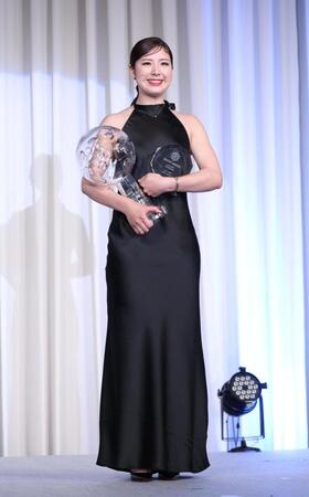 　最優秀選手賞に輝き笑顔の三木つばさ（撮影・金田祐二）