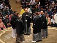 　宝富士と御嶽海の一番で２度目のものいいがつき場内騒然となる（撮影・開出牧）