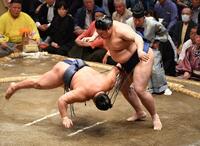 　豊昇龍（左）を引き落としで破った阿炎（撮影・開出牧）