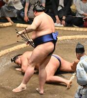 　豊昇龍（奥）が引き落としで阿炎に敗れる