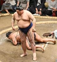 　阿炎（手前）が引き落としで豊昇龍を破る