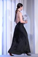 　背中の開いたドレスで登壇した三木つばさ（撮影・金田祐二）