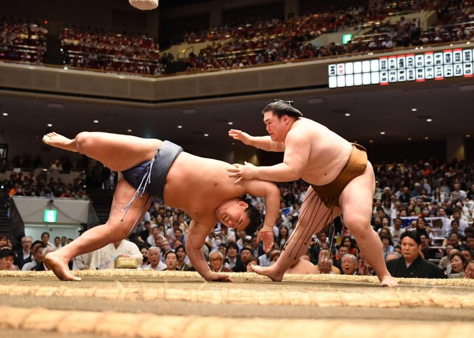 　豊昇龍（左）をはたき込みで破った王鵬（撮影・開出牧）