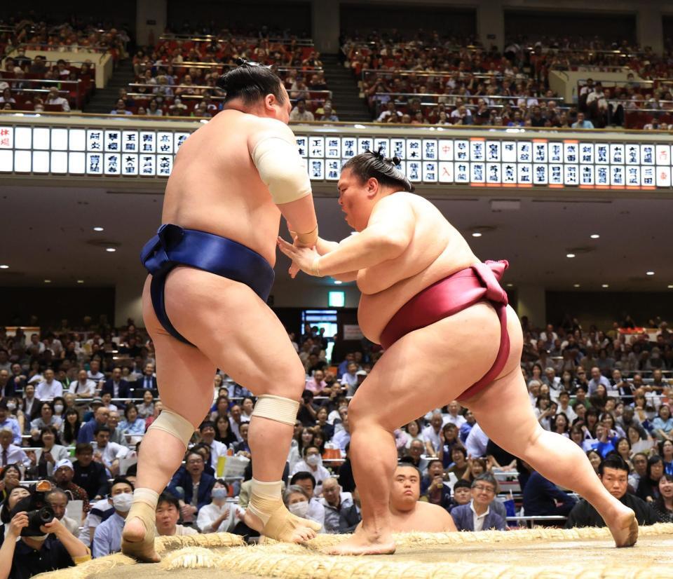 　御嶽海（右）が押し出しで宝富士を破る