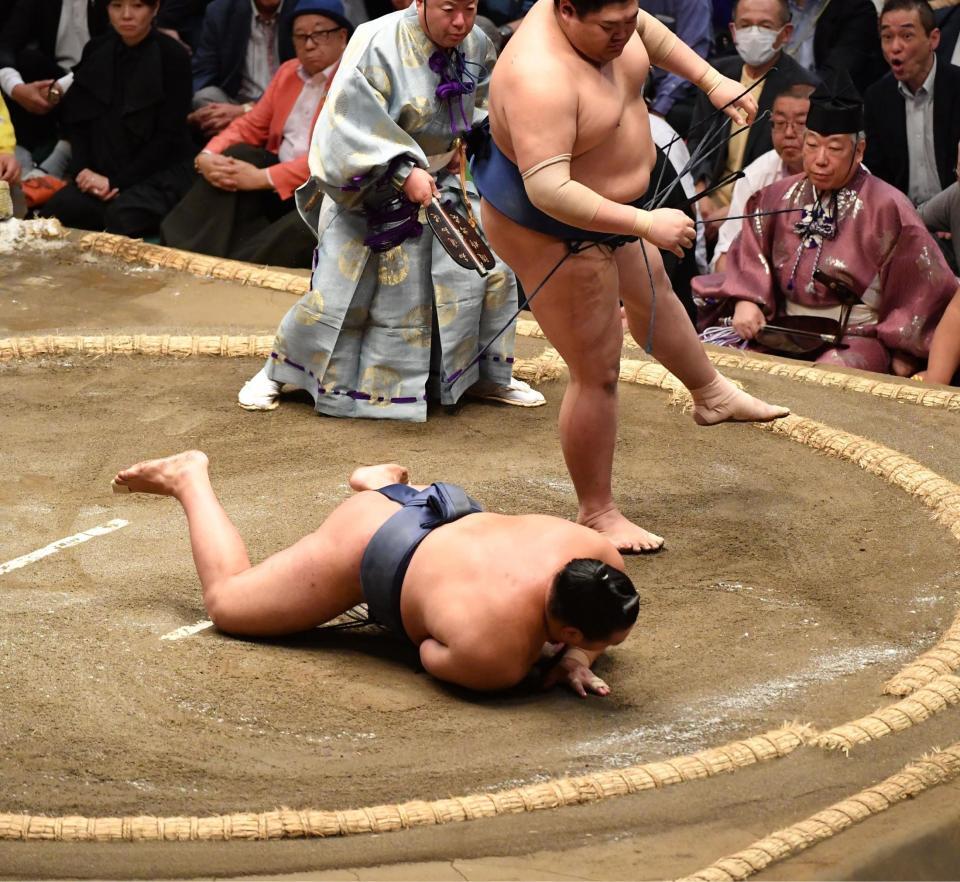 　阿炎（右）に引き落としで敗れた豊昇龍（撮影・開出牧）
