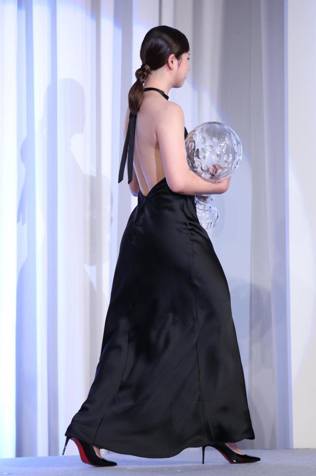 　背中の開いたドレスで登壇した三木つばさ（撮影・金田祐二）