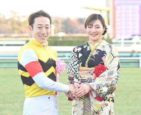 　藤岡佑介騎手（左）と握手する角田夏実選手＝１月５日
