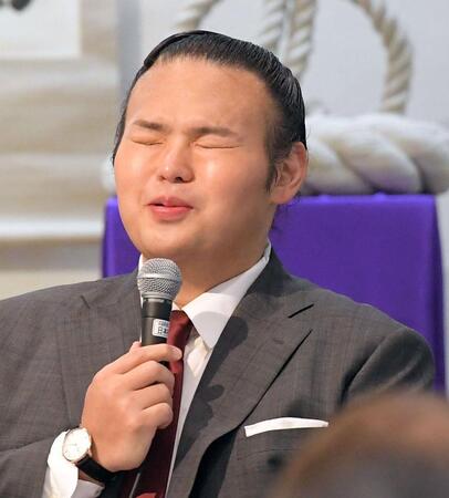 　約３０分、表情豊かに語った湊川親方（撮影・佐藤厚）