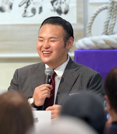 　屈託のない笑顔を見せる湊川親方（撮影・佐藤厚）