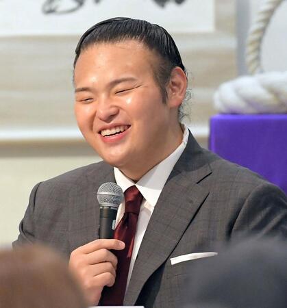 　屈託のない笑顔を見せる湊川親方（撮影・佐藤厚）