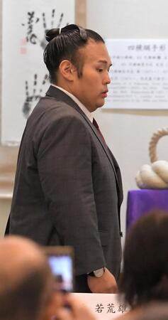 　トークショーの会場に入る湊川親方（撮影・佐藤厚）