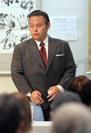 　トークショーの会場に入る湊川親方（撮影・佐藤厚）