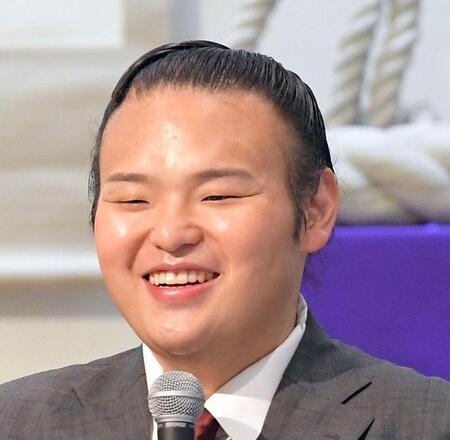 　約３０分、表情豊かに語った湊川親方（撮影・佐藤厚）