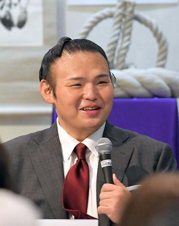 　約３０分、表情豊かに語った湊川親方（撮影・佐藤厚）