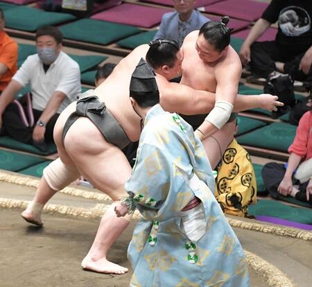 　魁清城（右）を寄り切りで破った朝乃山（撮影・佐藤厚）