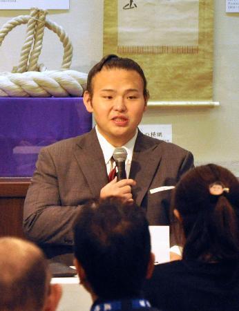 　相撲博物館でトークイベントに臨んだ元大関貴景勝の湊川親方＝１５日、両国国技館