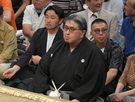 「相変わらずイカついなw」夏場所土俵下から鋭い眼光 防衛合計23度のレジェンド王者2人がそろい踏みで騒然 精悍さ不変「全く太らないな」