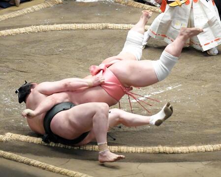 　千代翔馬（左）を寄り切りで破った宇良（撮影・佐藤厚）