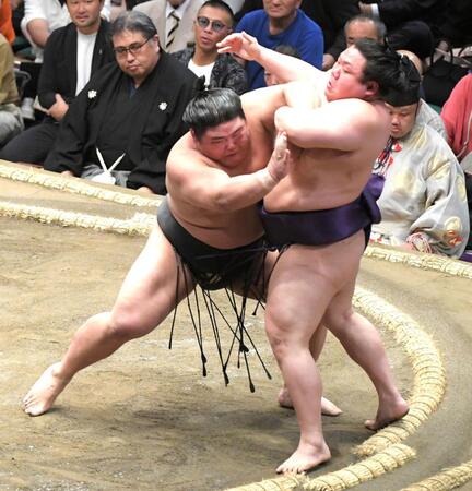 　美ノ海（右）を押し出しで破り、全勝を守った伯桜鵬（撮影・佐藤厚）