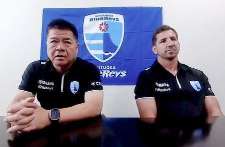 　ラグビーのリーグワン１部プレーオフ準々決勝を前に、オンラインで取材に応じる静岡の藤井監督（左）とスミス主将＝１５日