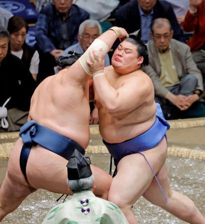 　玉鷲（左）を攻める大の里。寄り切りで破る＝両国国技館