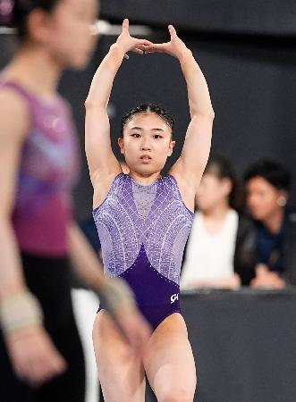 　調整する岸里奈＝東京体育館