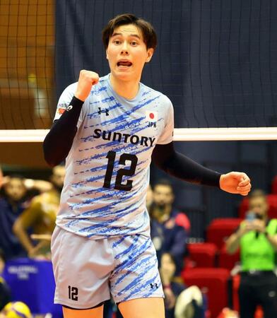 　第３セット、得点を奪い喜ぶサントリー・高橋藍（撮影・山口登）