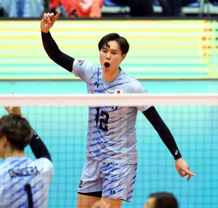 　第１セット、スパイクを決め喜ぶサントリー・高橋藍（撮影・山口登）