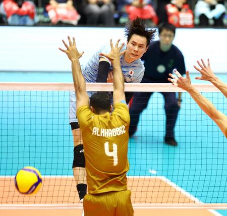 　第１セット、スパイクを決めるサントリー・高橋藍（撮影・山口登）