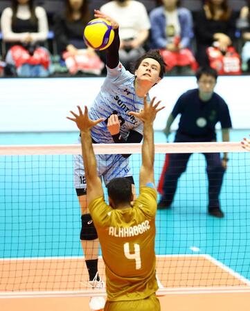 　第１セット、スパイクを決めるサントリー・高橋藍（撮影・山口登）