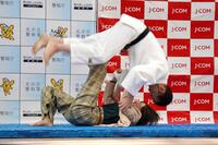 　警視庁の特殊詐欺防止啓発イベントで、ともえ投げを披露する角田夏実選手（下）＝３月２２日