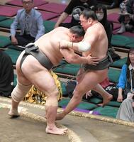 　魁清城（右）を寄り切りで破った朝乃山（撮影・佐藤厚）