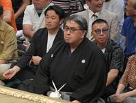 　土俵だまりで観戦する山中慎介氏（左）と内山高志氏（右）＝撮影・佐藤厚