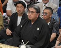 　土俵だまりで観戦する山中慎介氏（左）と内山高志氏（右）＝撮影・佐藤厚