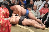 　首投げで霧島（下）を破った若隆景（撮影・佐藤厚）