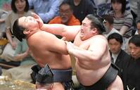 　豪ノ山（右）ののど輪に大きくのけぞる豊昇龍（撮影・佐藤厚）