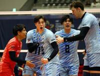 　第３セット、得点を決めガッツポーズをするサントリー・高橋藍（中央）＝撮影・山口登