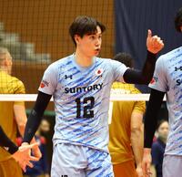 　第３セット、得点を奪い喜ぶサントリー・高橋藍（撮影・山口登）