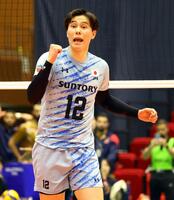 　第３セット、得点を奪い喜ぶサントリー・高橋藍（撮影・山口登）