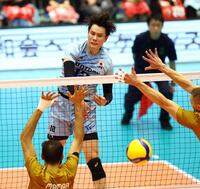 　第１セット、スパイクを決めるサントリー・高橋藍（撮影・山口登）